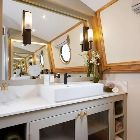 Luxus Wohnschiff Madam President ברלין